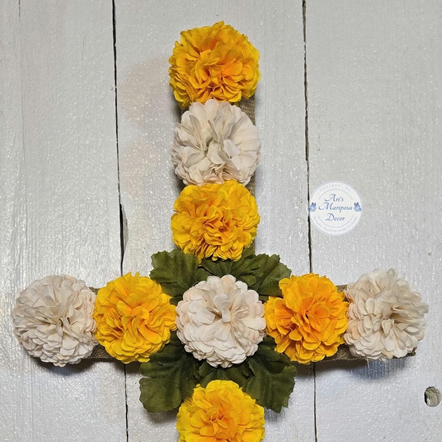 La Cruz para Día de los Difuntos, Ofrenda con Flor de Cempasúchil, Cruz de Cementerio con Marigold, Corona de Cruz para Altar de Muertos