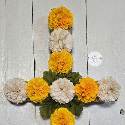La Cruz para Día de los Difuntos, Ofrenda con Flor de Cempasúchil, Cruz de Cementerio con Marigold, Corona de Cruz para Altar de Muertos
