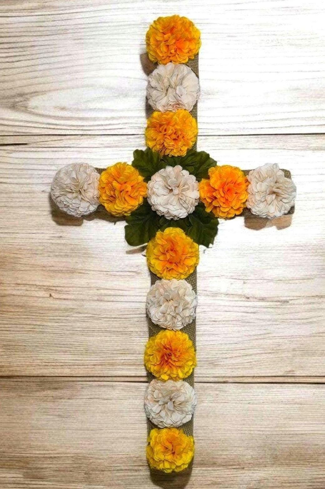 La Cruz para Día de los Difuntos, Ofrenda con Flor de Cempasúchil, Cruz de Cementerio con Marigold, Corona de Cruz para Altar de Muertos